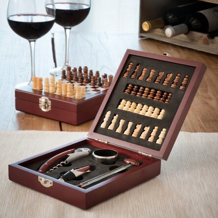 Set da scacchi con accessori per il vino