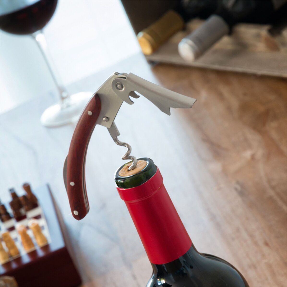 Set da scacchi con accessori per il vino