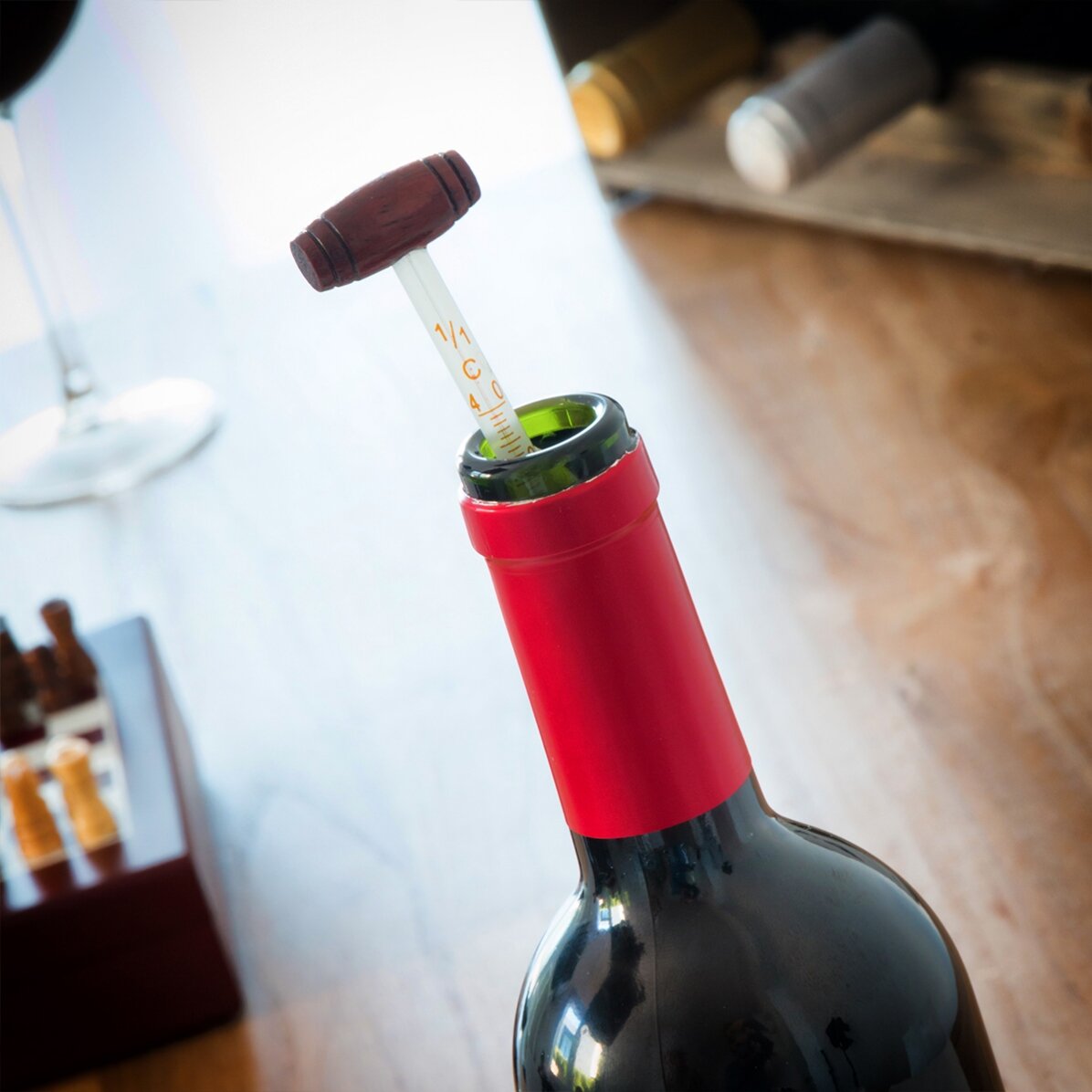 Set da scacchi con accessori per il vino