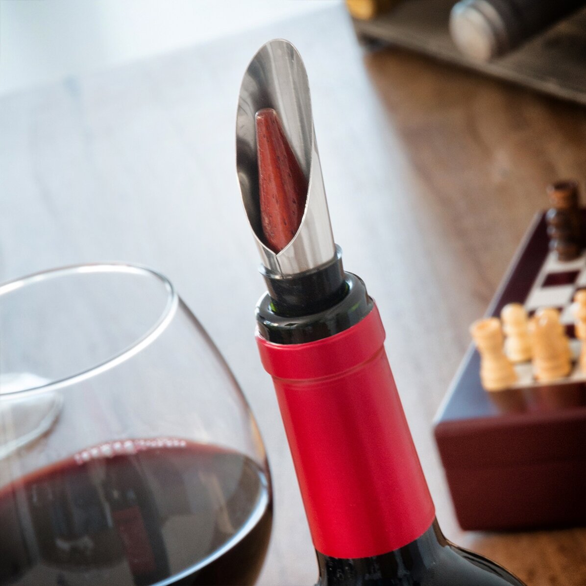 Set da scacchi con accessori per il vino