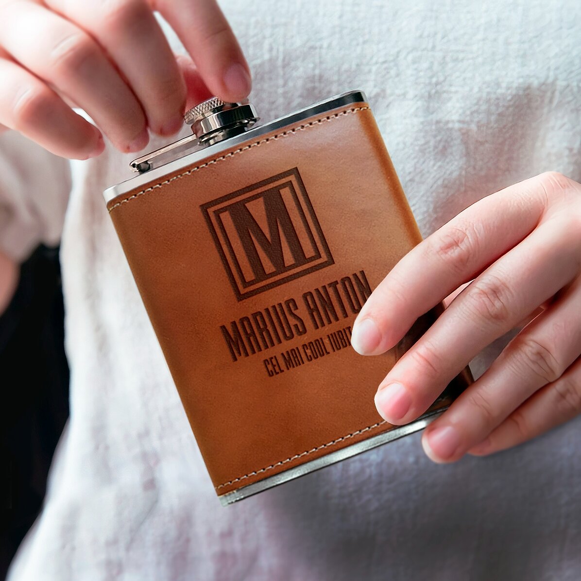 Fiaschetta da tasca rivestita in pelle, personalizzata con messaggio e monogramma - Monogramma
