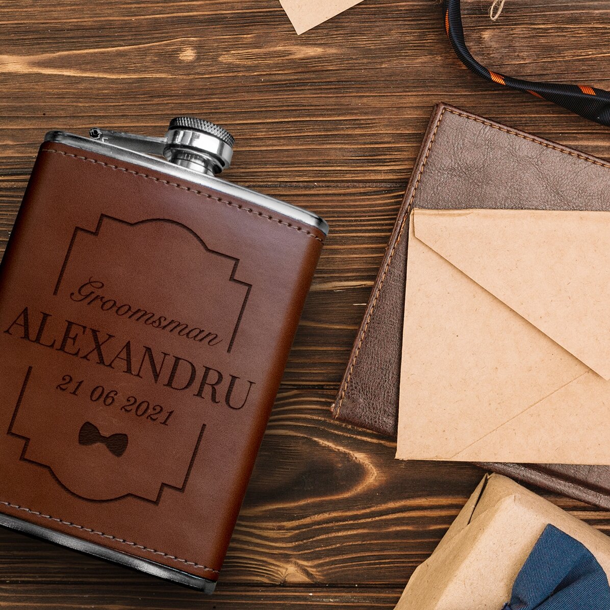 Fiaschetta da tasca rivestita in pelle e personalizzata con una scritta - Groomsman
