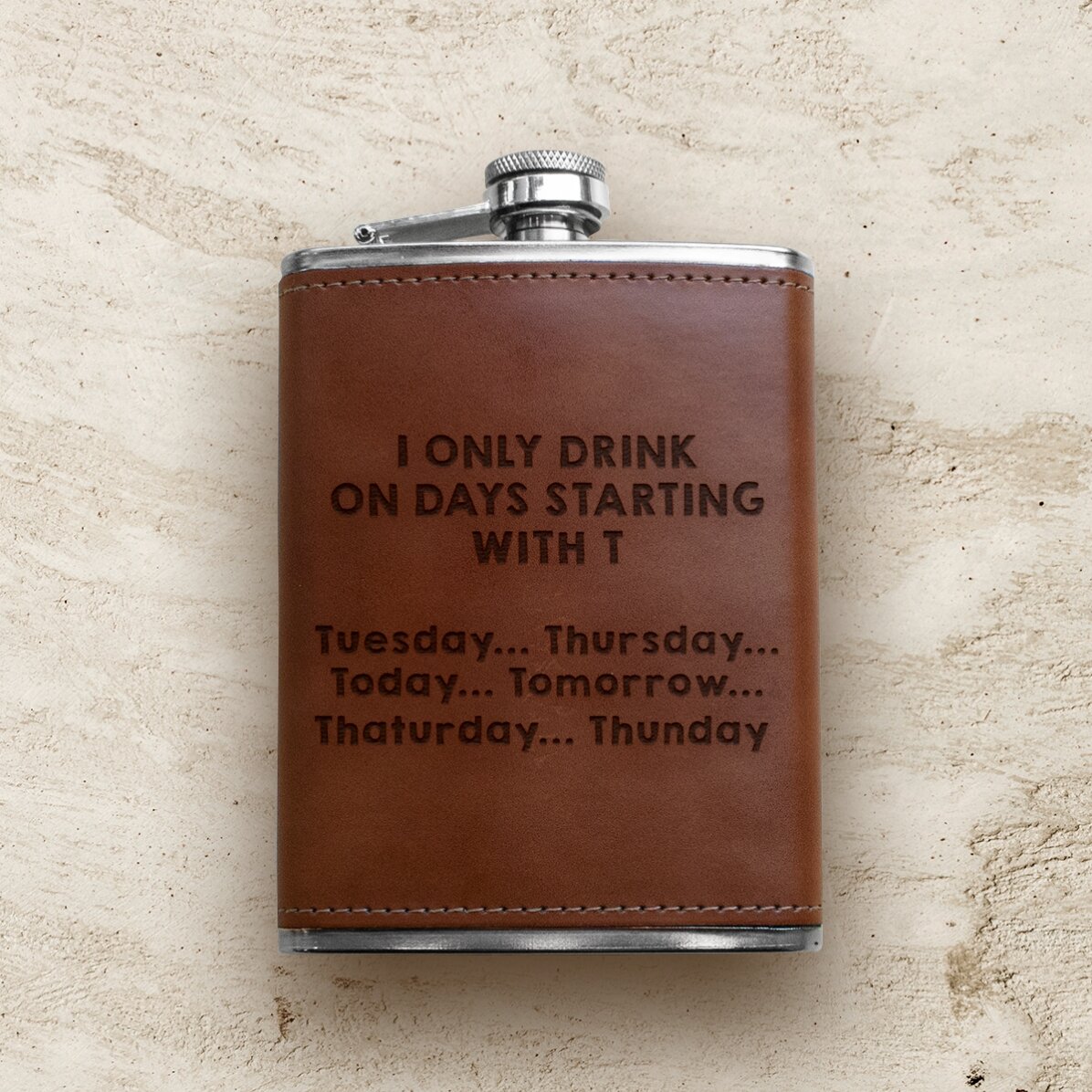Bottiglietta da tasca personalizzata rivestita in pelle - I only drink...