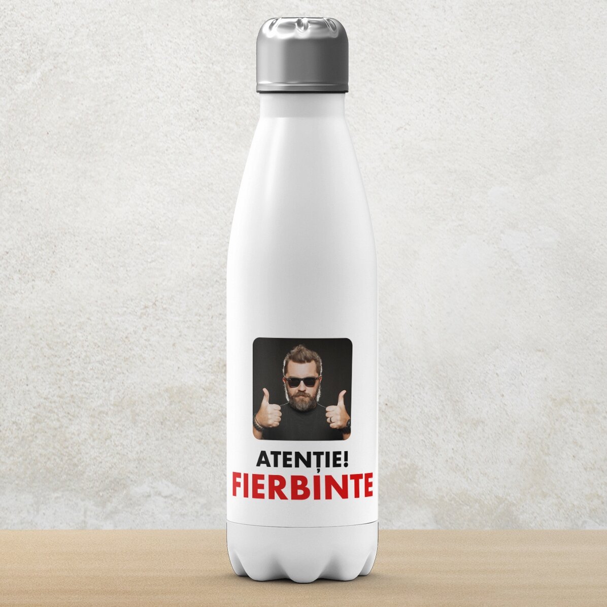 Tazza termica con base bianca personalizzata con una foto e un testo - Fierbinte