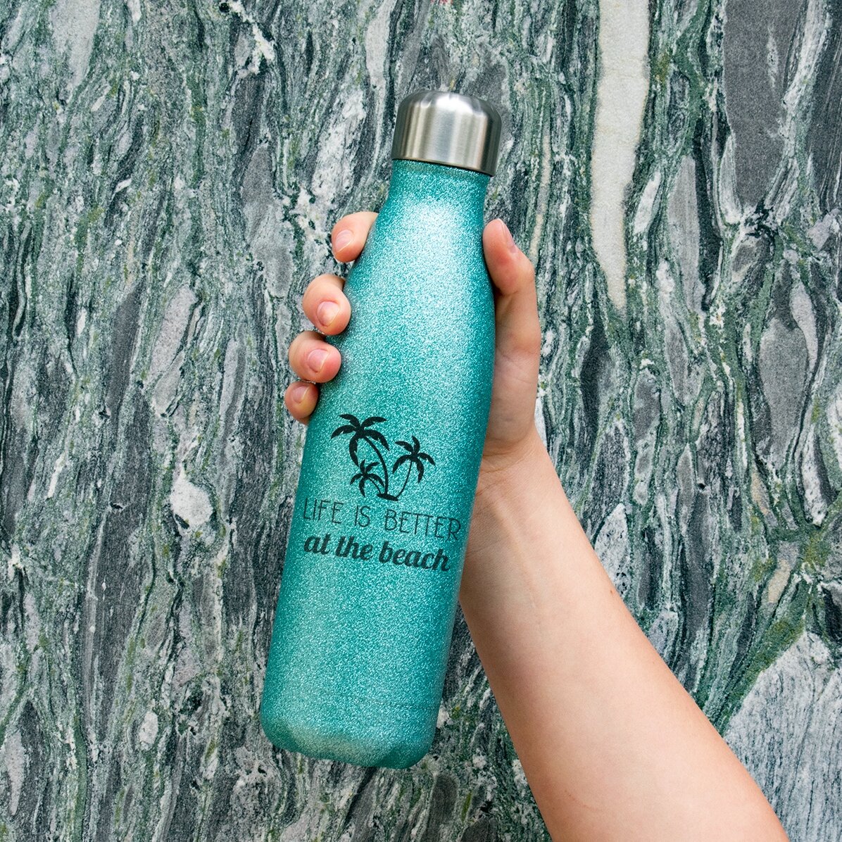 Tazza termica con glitter personalizzata con la scritta "Life is better at the beach"
