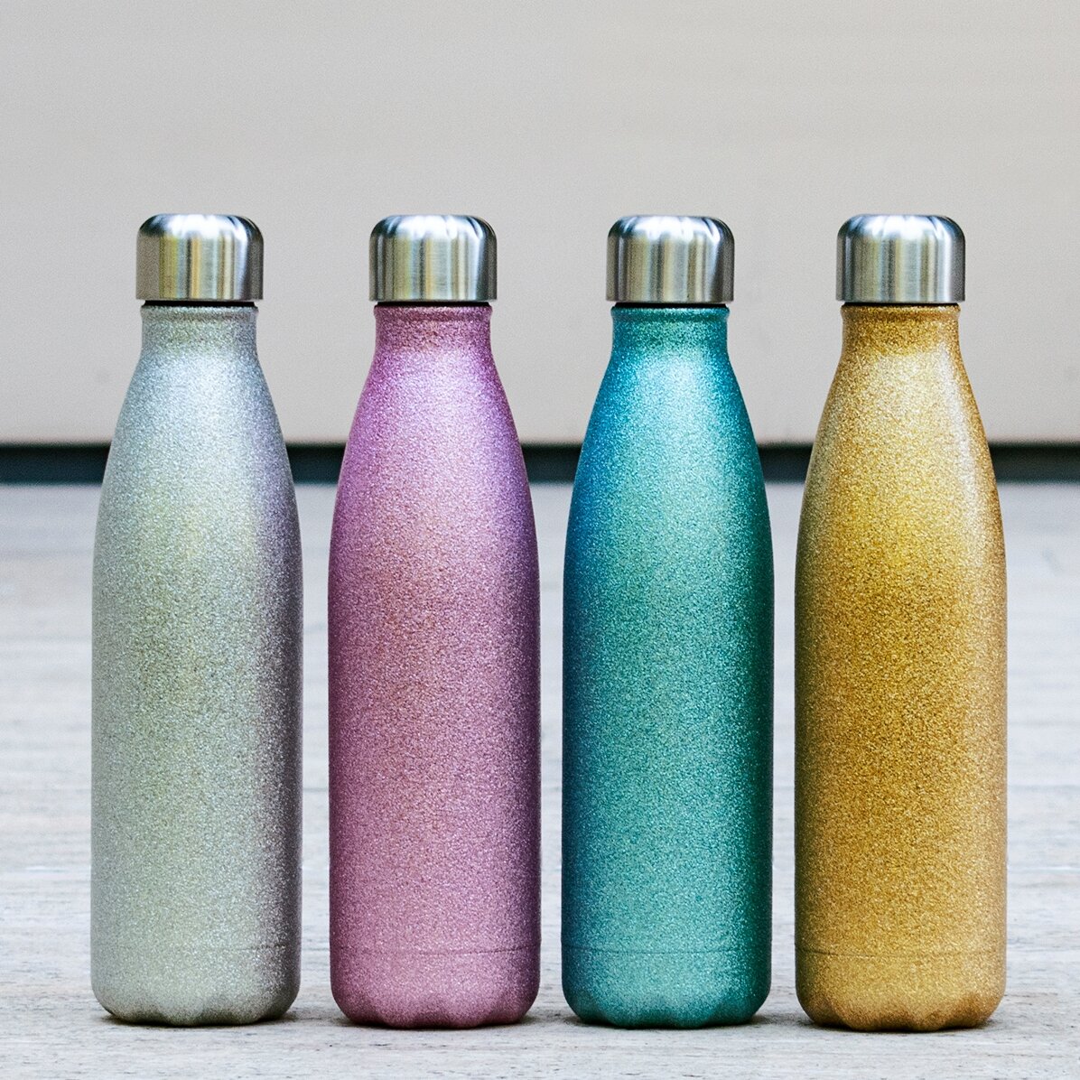 Tazza termica con glitter personalizzata con la scritta "Life is better at the beach"