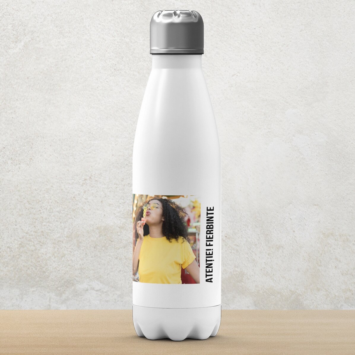 Thermos con base bianca personalizzato con una foto e una scritta