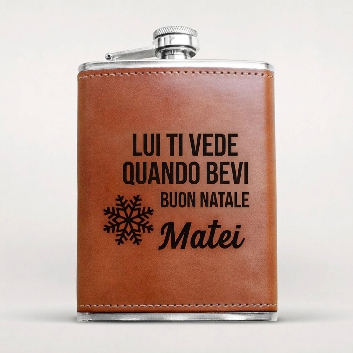 Bottiglietta tascabile personalizzata rivestita in pelle - Lui ti vede quando bevi