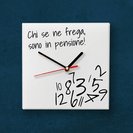 Orologio quadrato personalizzato con scritta - A chi importa? Sono in pensione!
