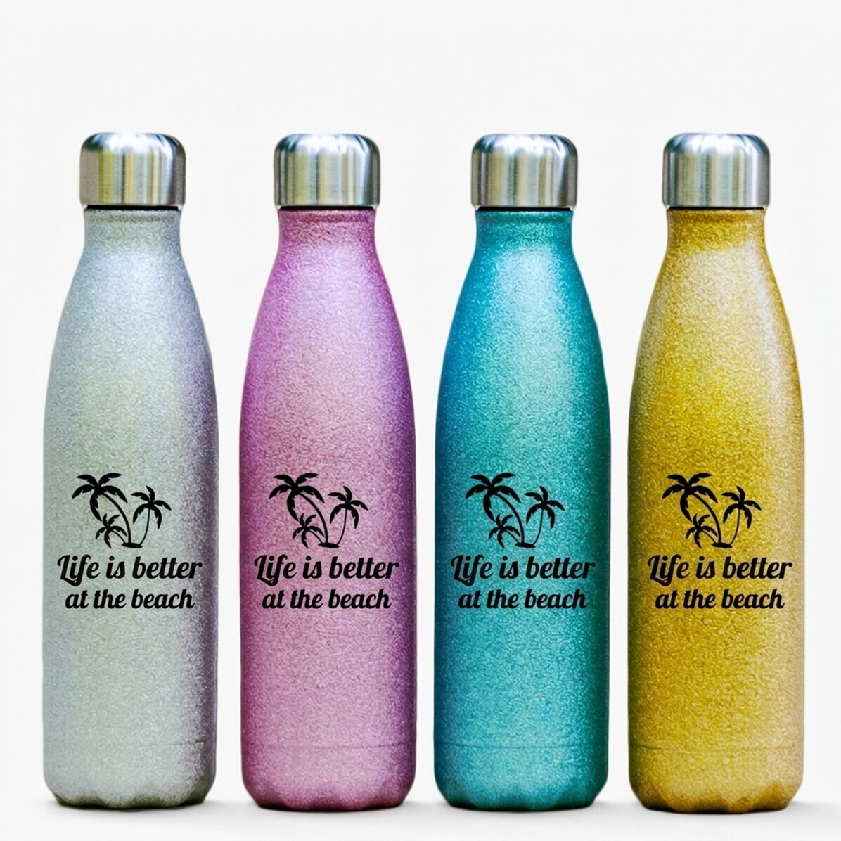 Tazza termica con glitter personalizzata con la scritta "Life is better at the beach"