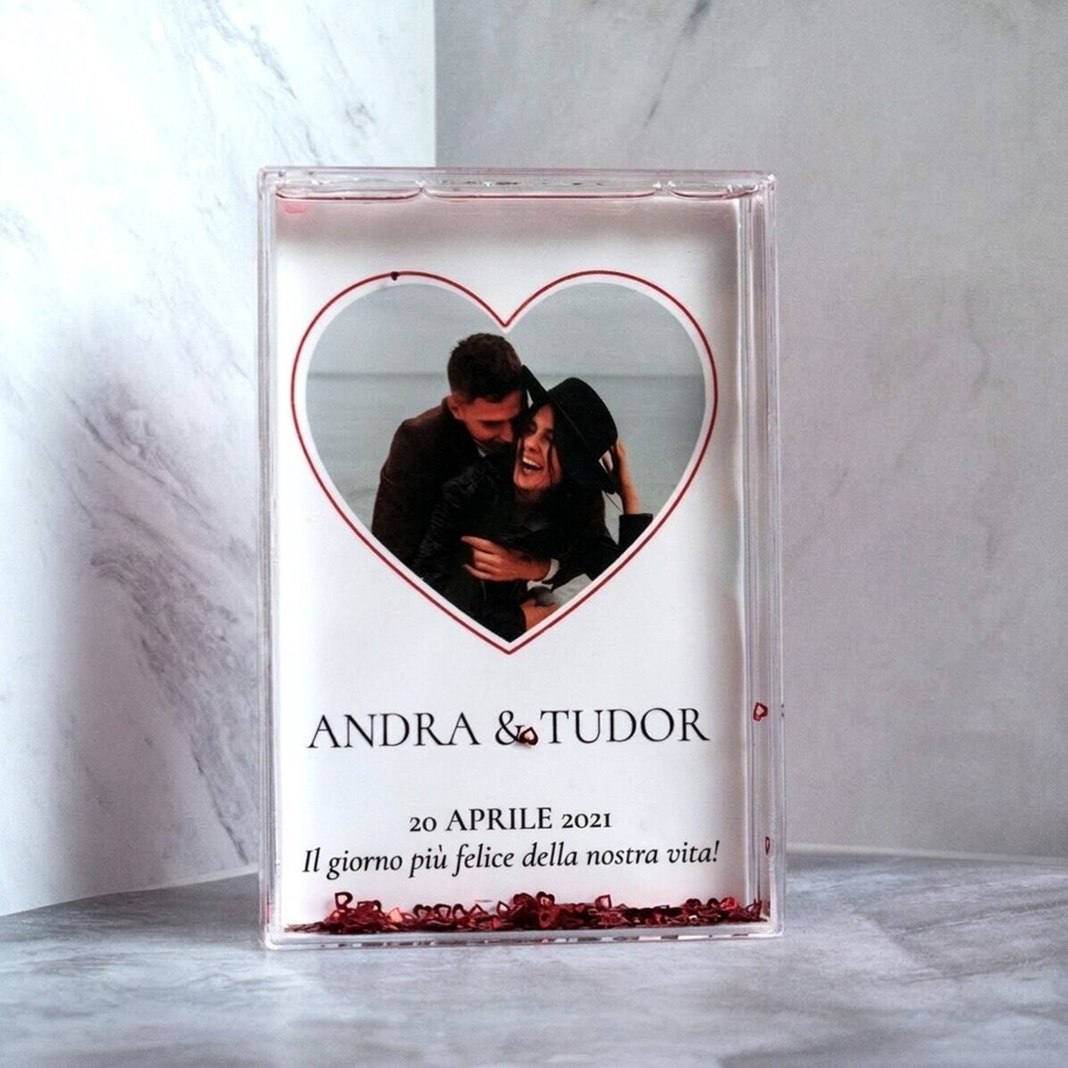 Cornice da scrivania con cuoricini, personalizzata con una foto e una scritta