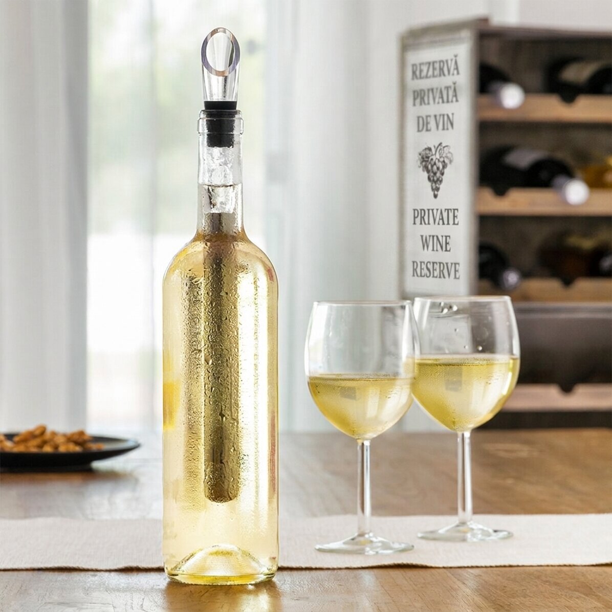 Dispositivo con aeratore per il raffreddamento del vino