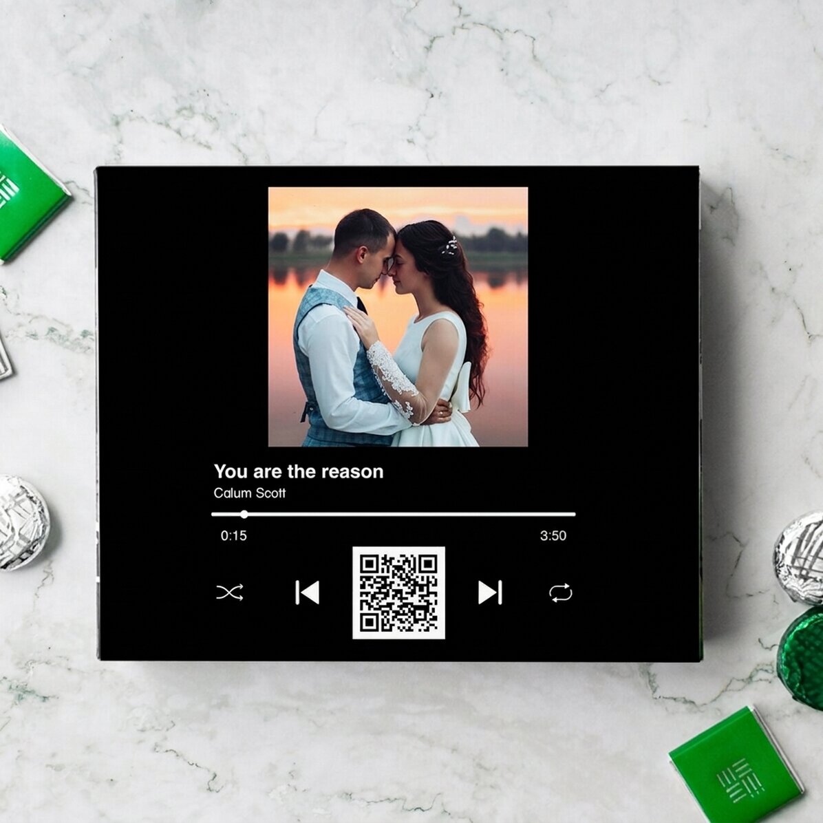 Scatola di caramelle personalizzata con una foto, un testo e un codice QR - La nostra melodia