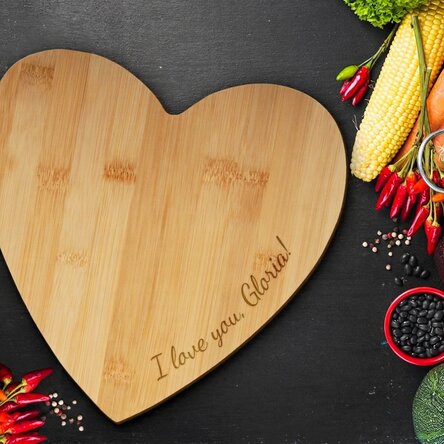 Heart-shaped chopping board personalised with text - Love