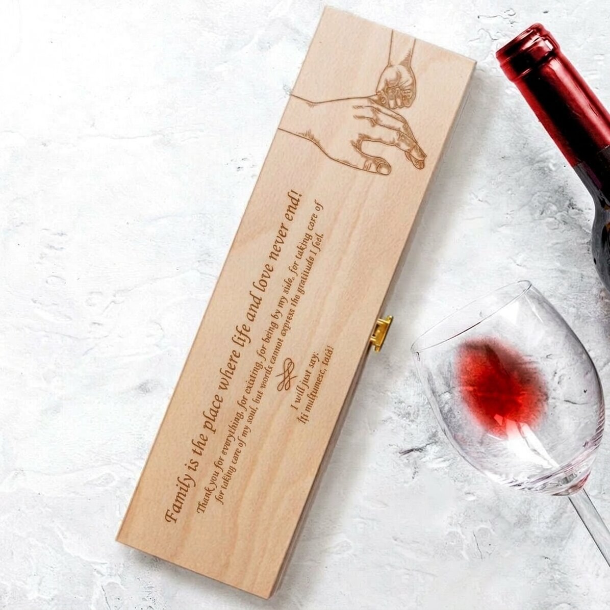 Scatola di vino personalizzata con un messaggio di ringraziamento per papà - Hands