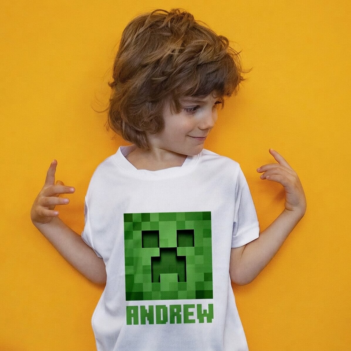 Maglietta sportiva per bambini personalizzata con un personaggio del gioco e il nome - Il mio mondo