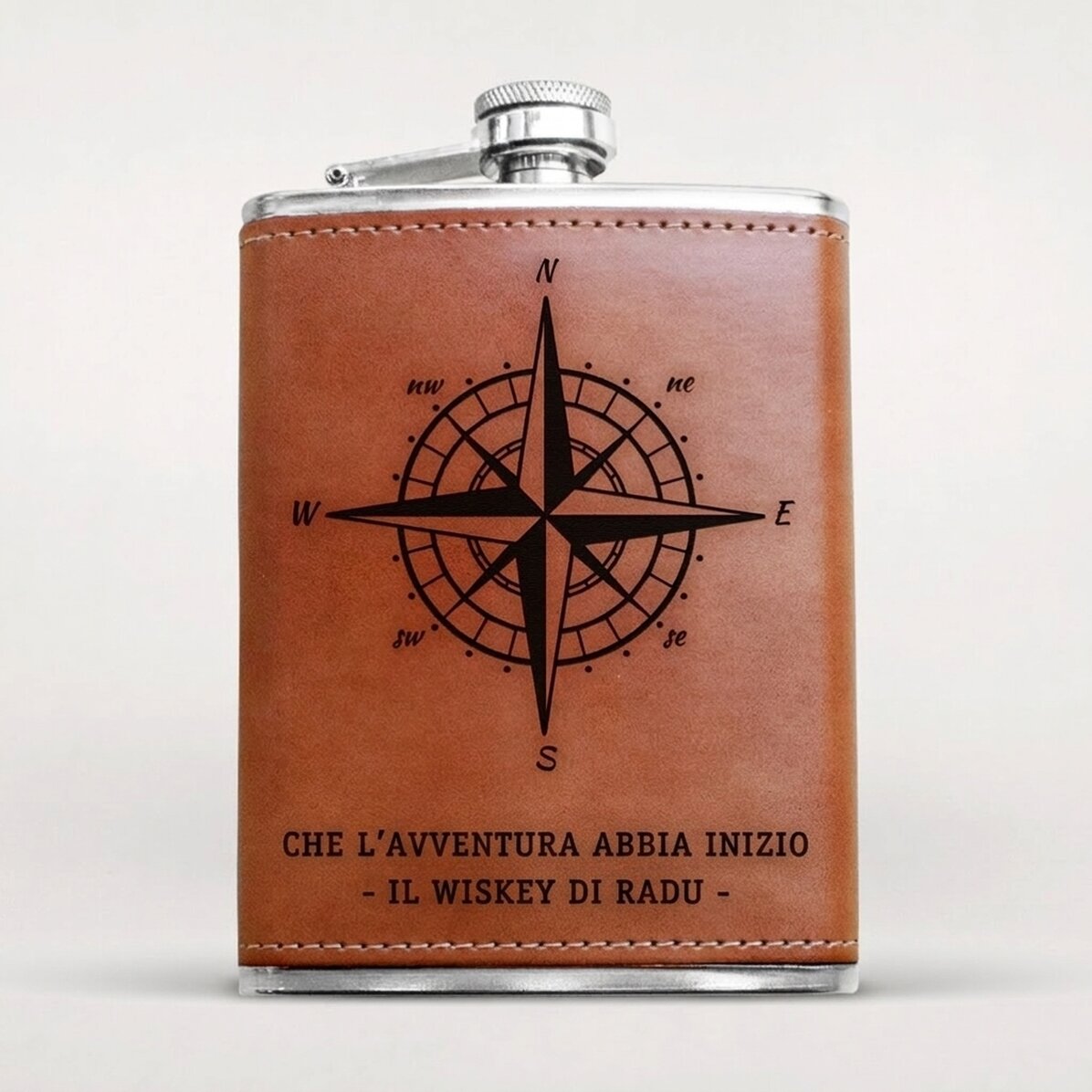 Bottiglietta tascabile rivestita in pelle e personalizzata con una scritta - Busola