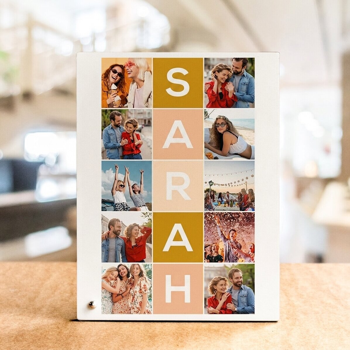 Cornice da scrivania personalizzata con 10 foto e un nome di 5 lettere in verticale