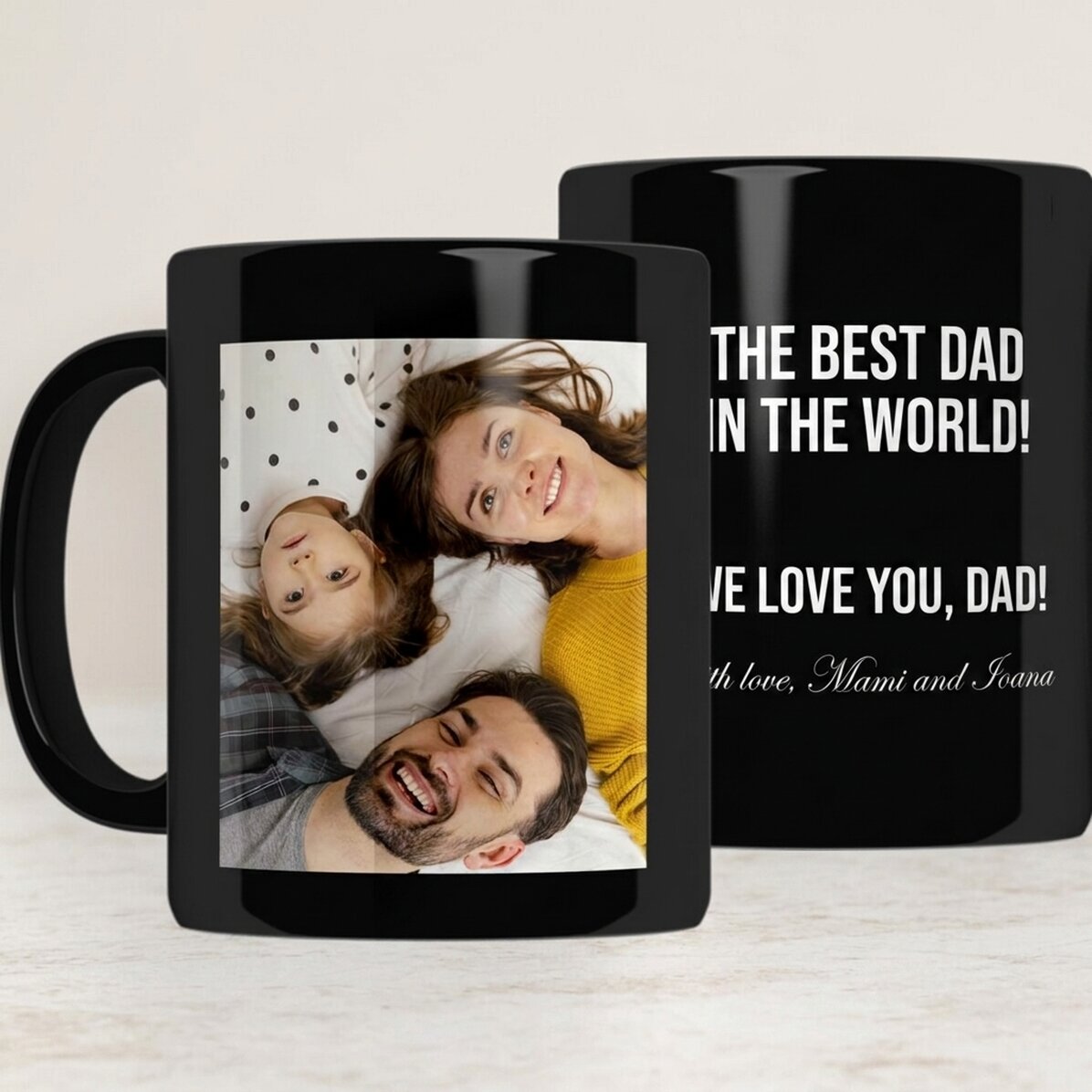 Tazza nera personalizzata con una foto e un messaggio