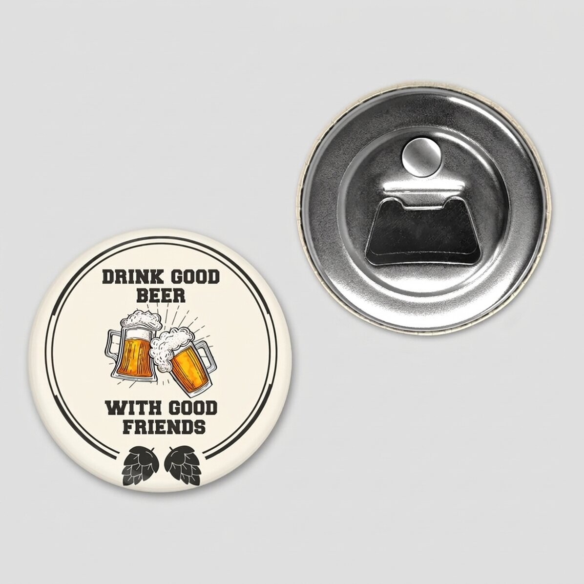 Apribottiglie con magnete personalizzato con la scritta "Good beer with good friends"
