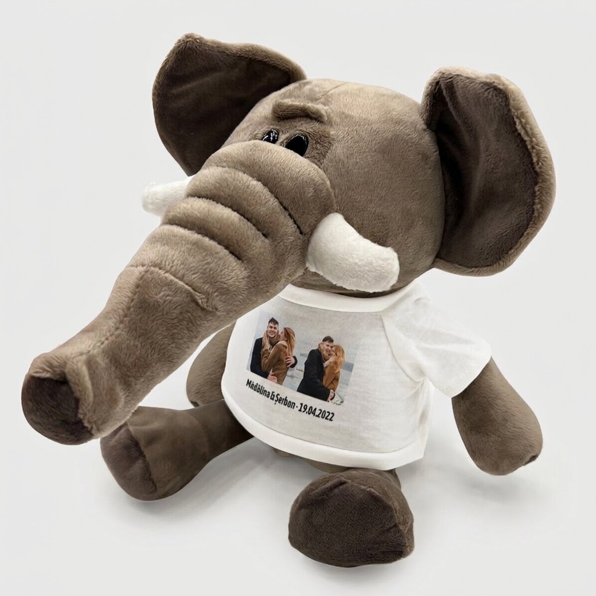 Peluche a forma di elefante personalizzato con due foto e un testo