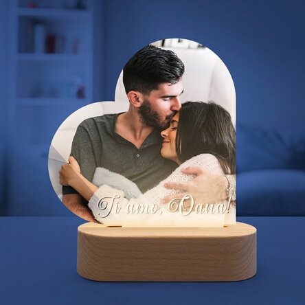 Lampada da comodino a LED a forma di cuore personalizzata con una foto e un messaggio