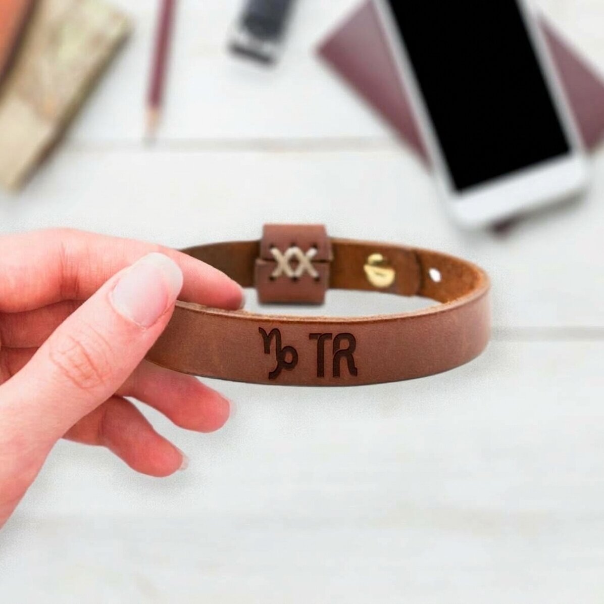 Braccialetto in pelle personalizzato con iniziali e segno zodiacale del Capricorno