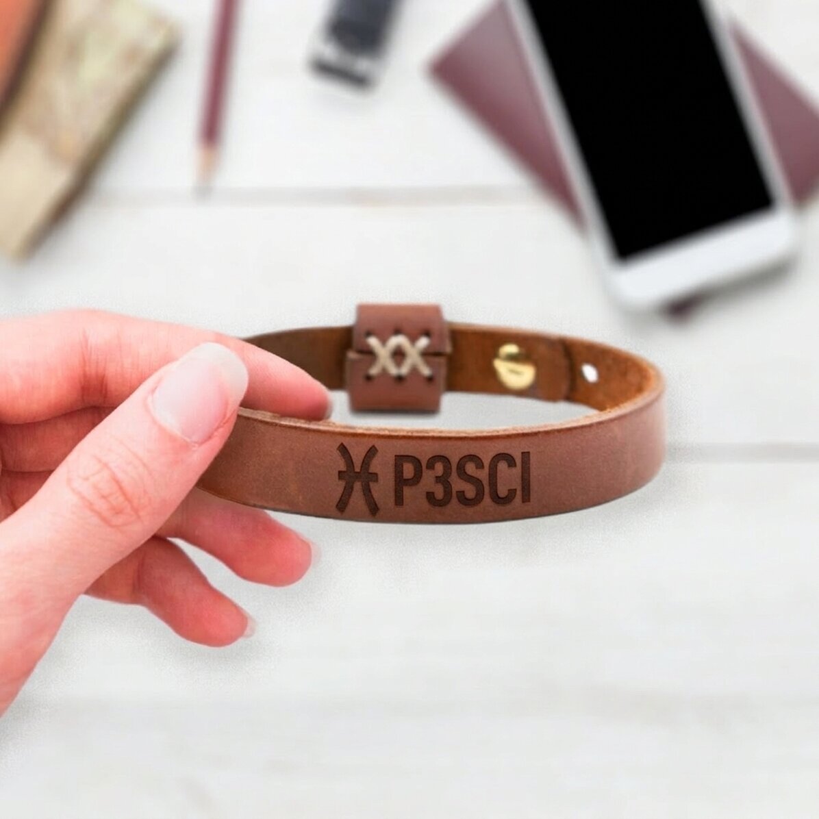 Braccialetto in pelle personalizzato con iniziali e segno zodiacale Pesci