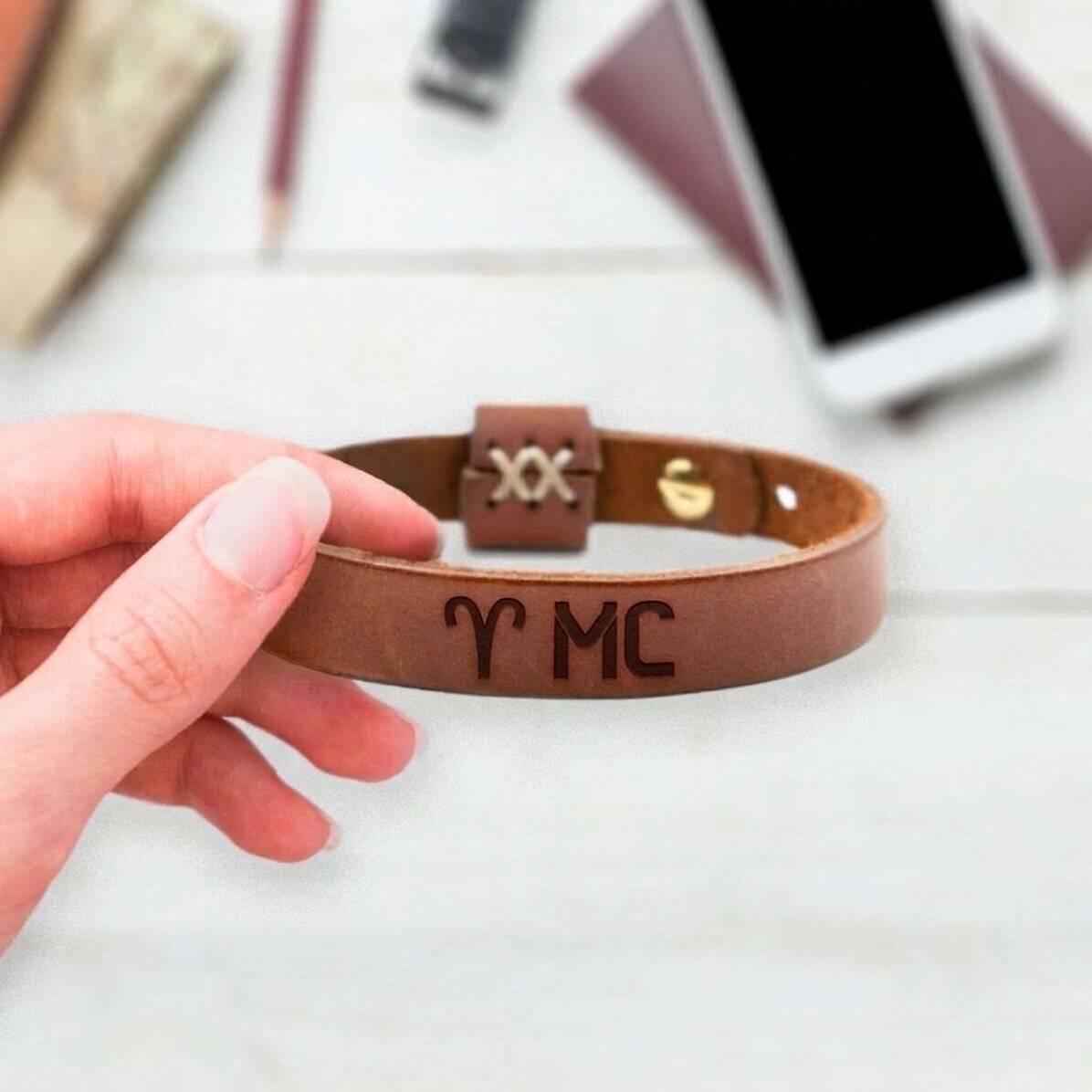 Braccialetto in pelle personalizzato con iniziali e segno zodiacale Ariete