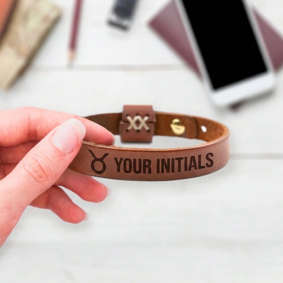 Braccialetto in pelle personalizzato con iniziali e il segno zodiacale del Toro