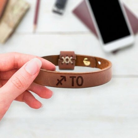 Braccialetto in pelle personalizzato con iniziali e segno zodiacale del Sagittario