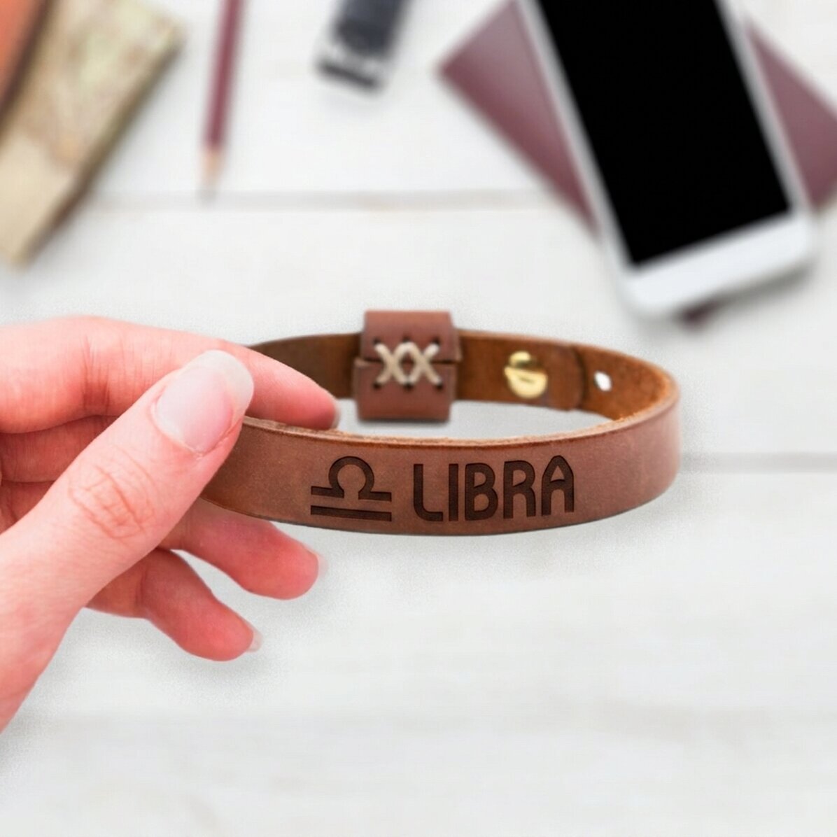 Braccialetto in pelle personalizzato con iniziali e segno zodiacale