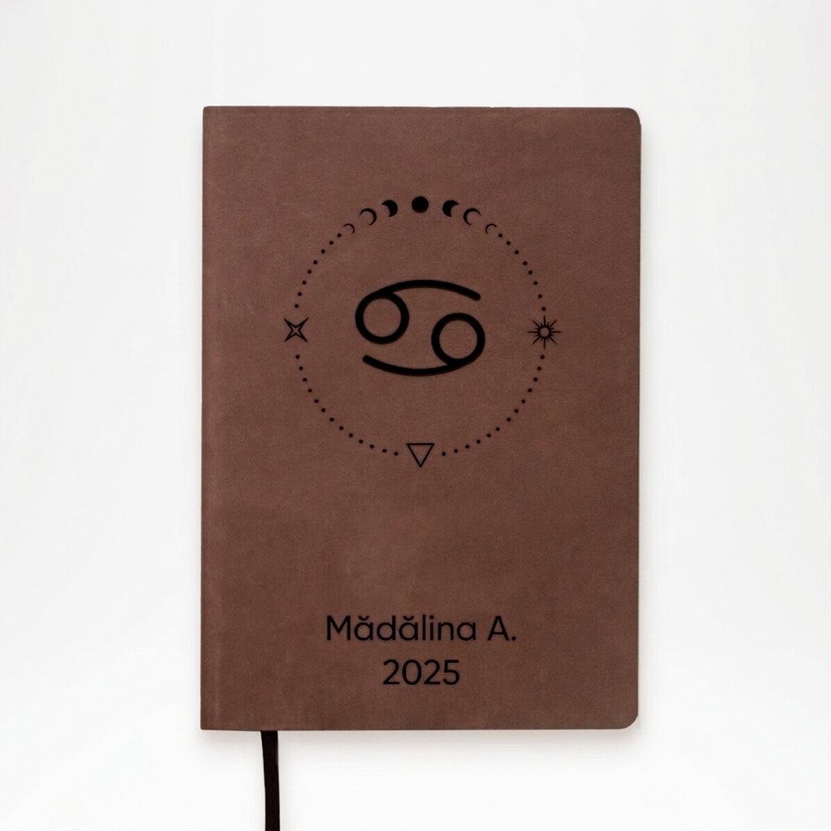 Agenda in pelle personalizzata con una scritta e il segno zodiacale del Cancro