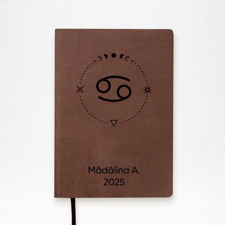 Agenda in pelle personalizzata con una scritta e il segno zodiacale del Cancro