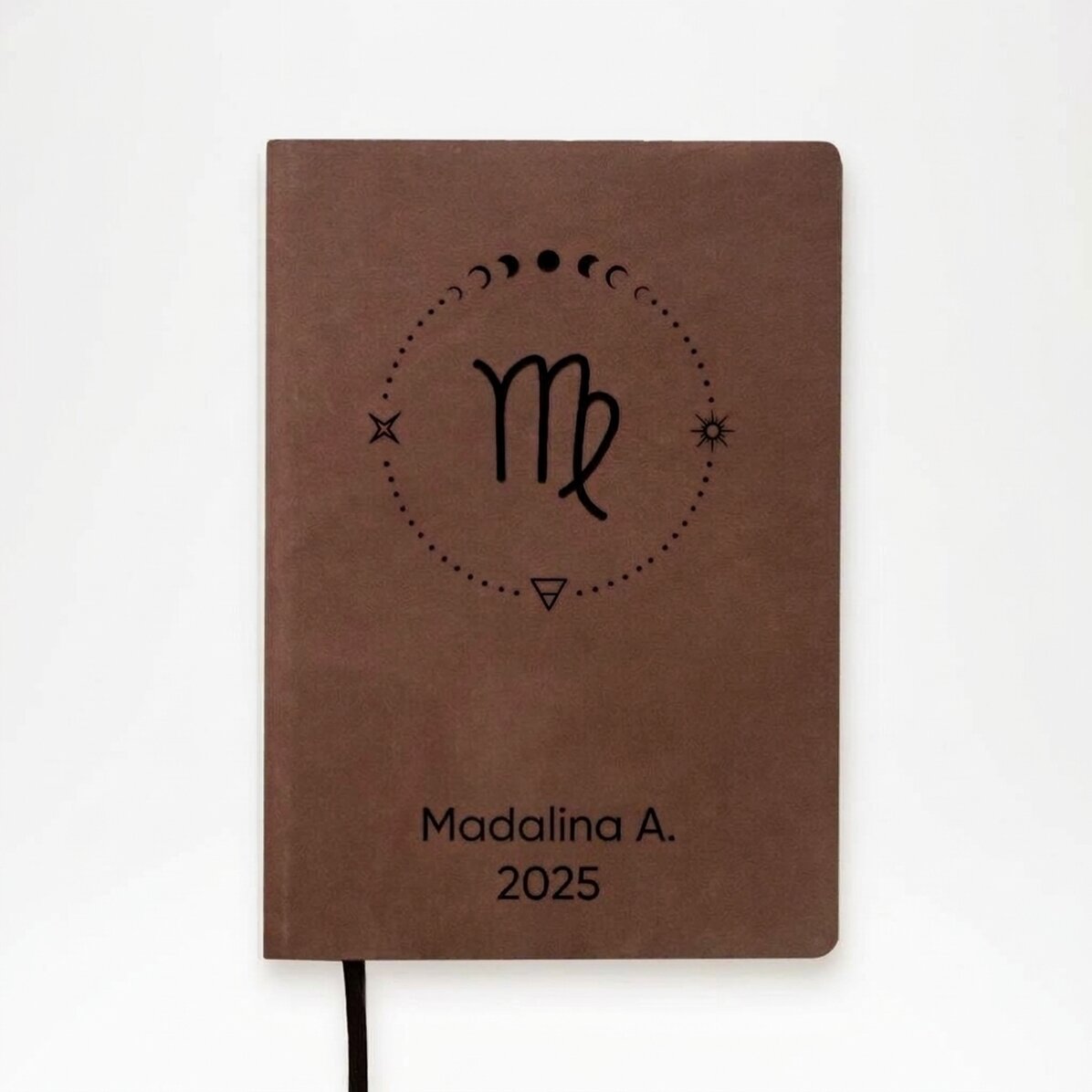 Agenda in pelle personalizzata con testo e segno zodiacale della Vergine