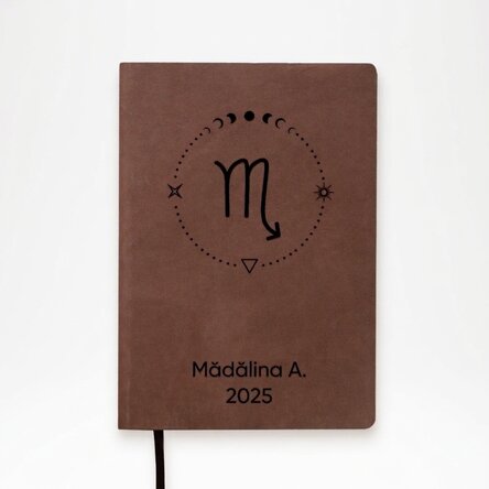 Agenda in pelle personalizzata con testo e segno zodiacale dello Scorpione