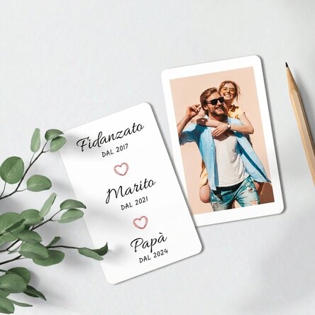 Tessera in alluminio personalizzata su entrambi i lati con un messaggio e una foto in formato ritrat