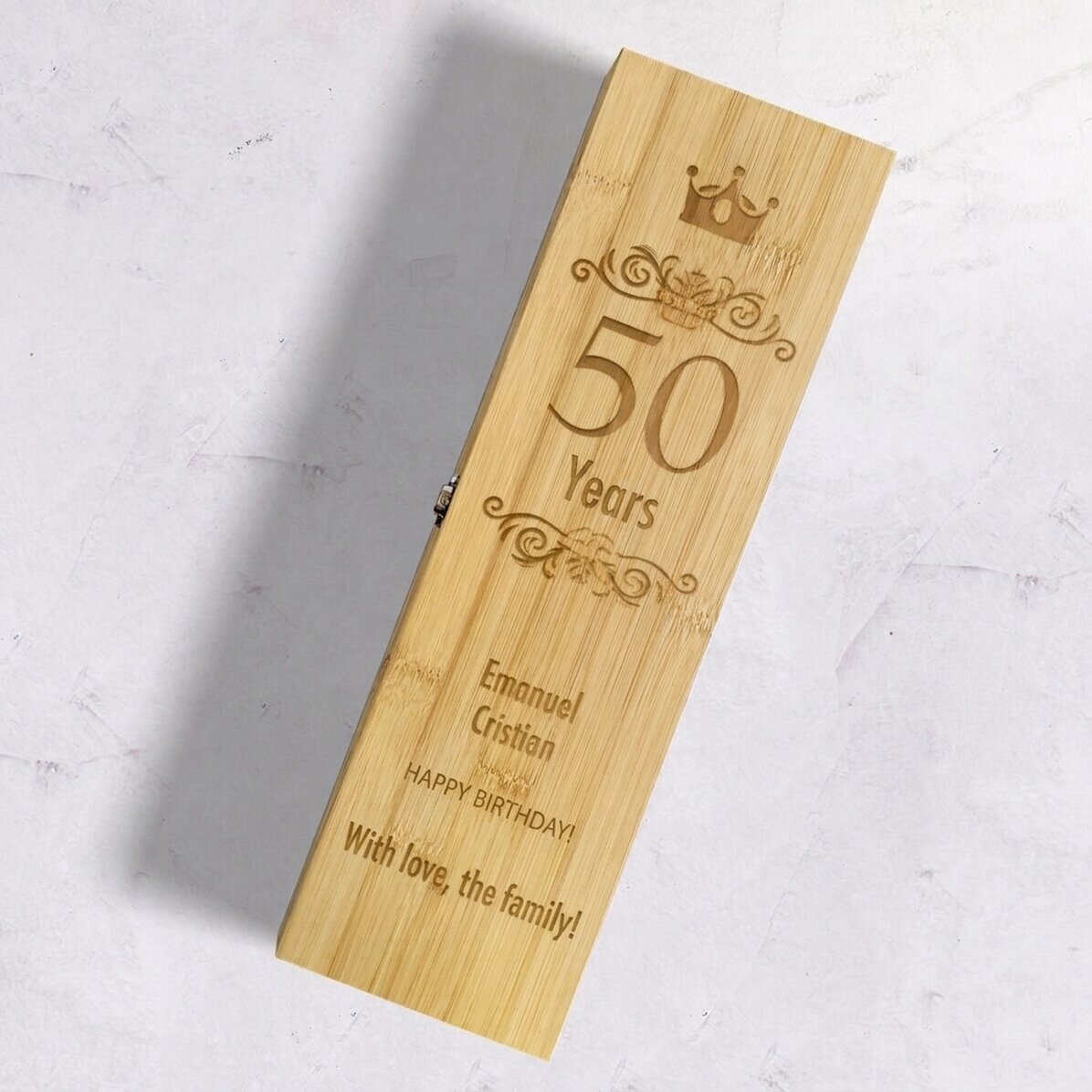 Scatola per vino in bambù con accessori, personalizzata con il messaggio: “Buon compleanno!”