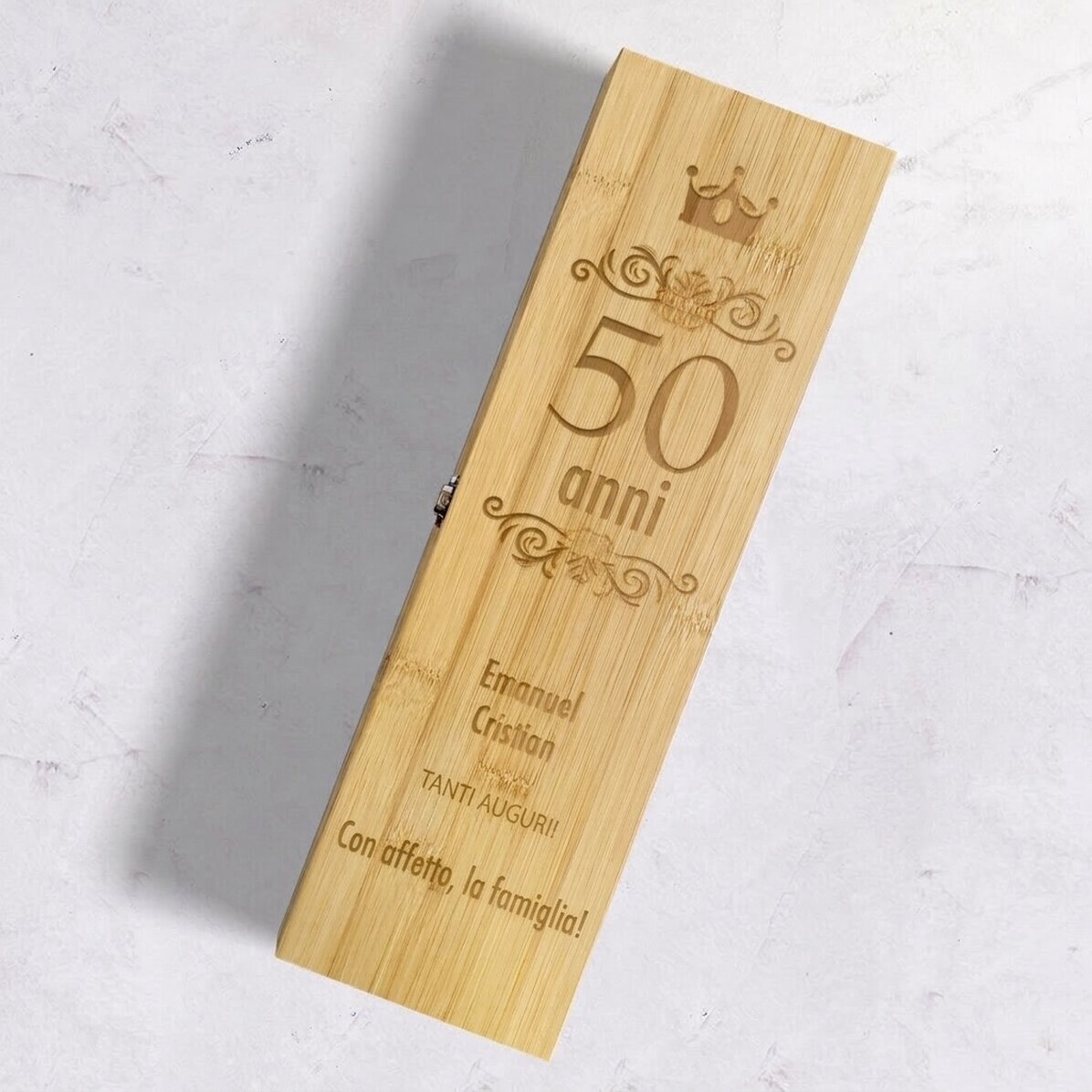 Scatola per vino in bambù con accessori, personalizzata con il messaggio: “Buon compleanno!”
