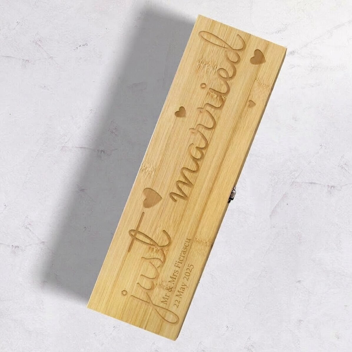 Scatola per vino in bambù con accessori, personalizzata con il messaggio "just married"