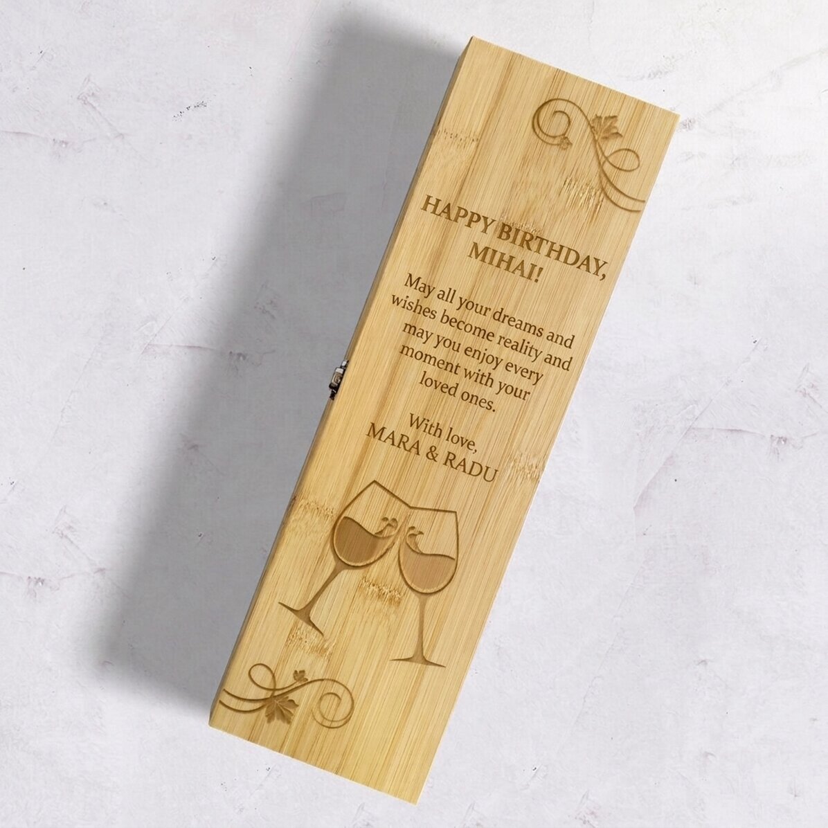 Scatola per vino in bambù con accessori, personalizzata con un messaggio - Auguri per il tuo complea