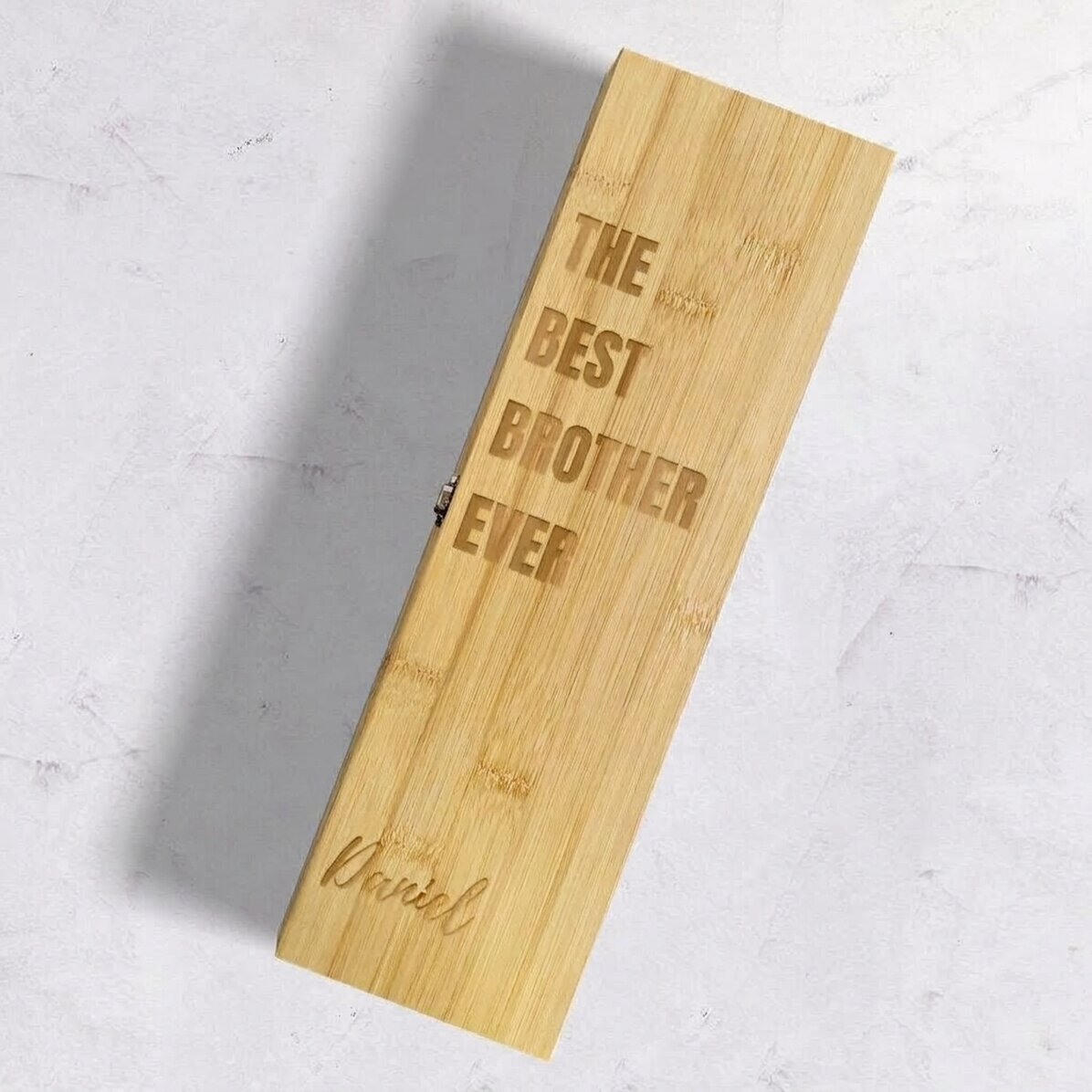 Scatola per vino in bambù con accessori, personalizzata con la scritta "the best brother ever"