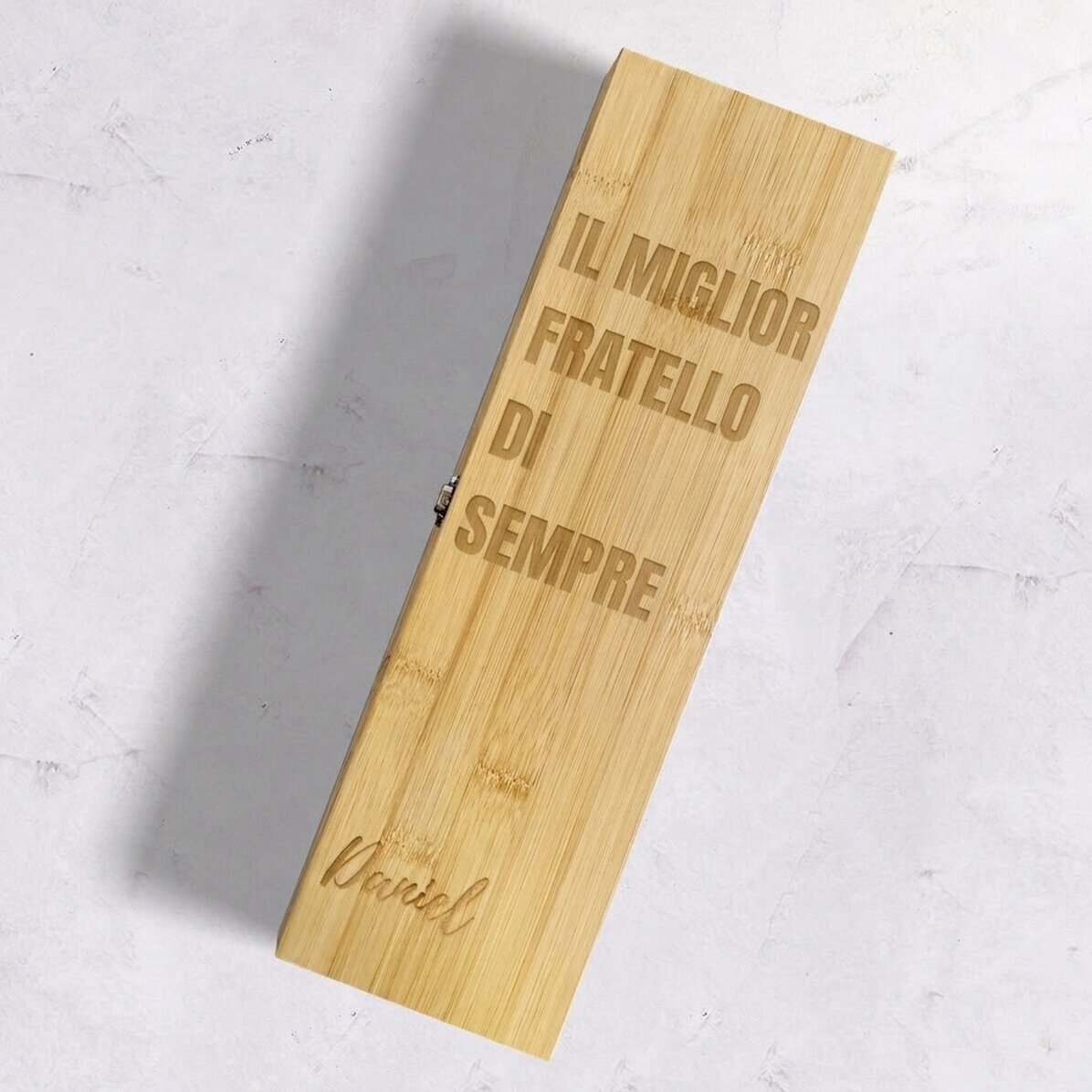 Scatola per vino in bambù con accessori, personalizzata con la scritta "the best brother ever"