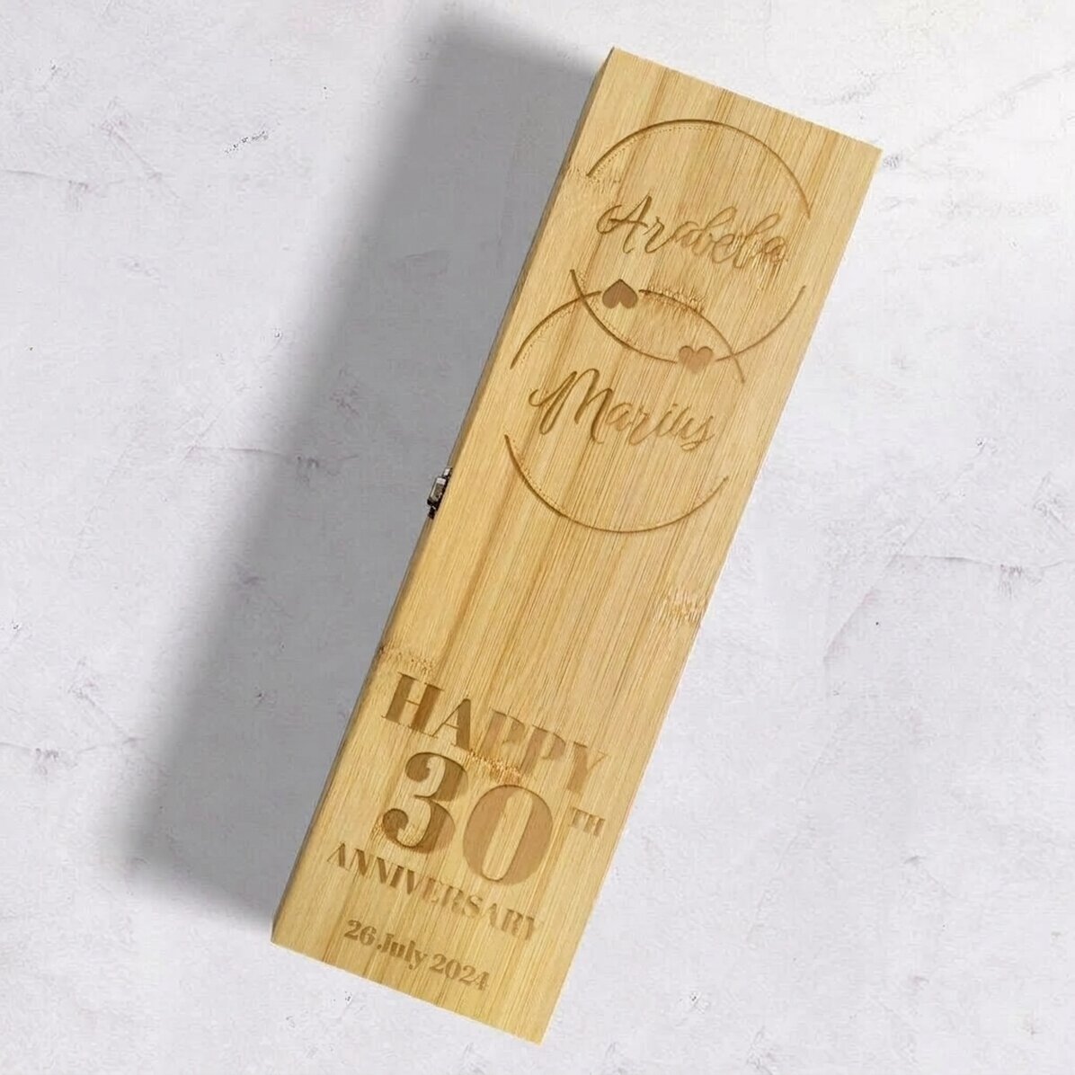 Scatola per vino in bambù con accessori, personalizzata con un messaggio - Anniversario