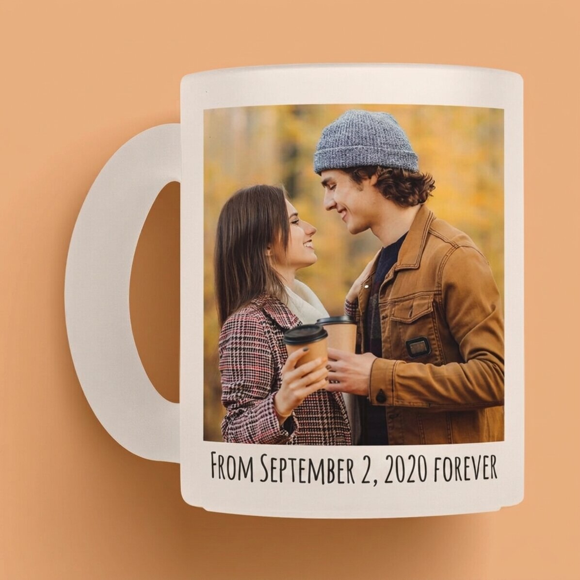 Tazza in vetro opaco personalizzata con 2 foto e un testo