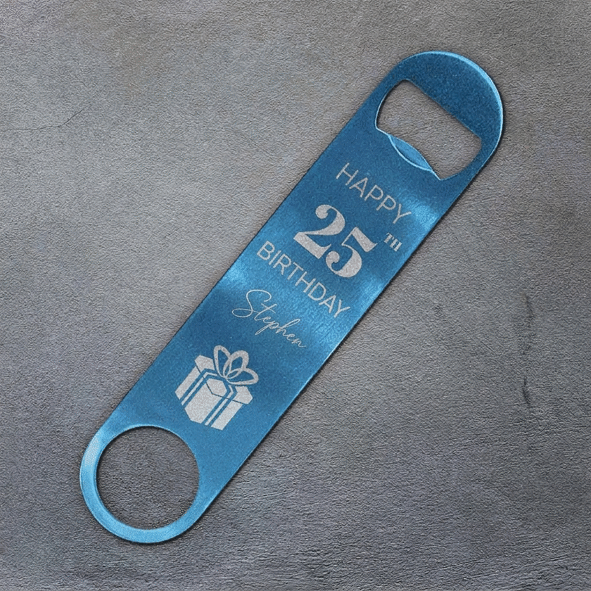 Apribottiglie personalizzato con la scritta "Happy Birthday"
