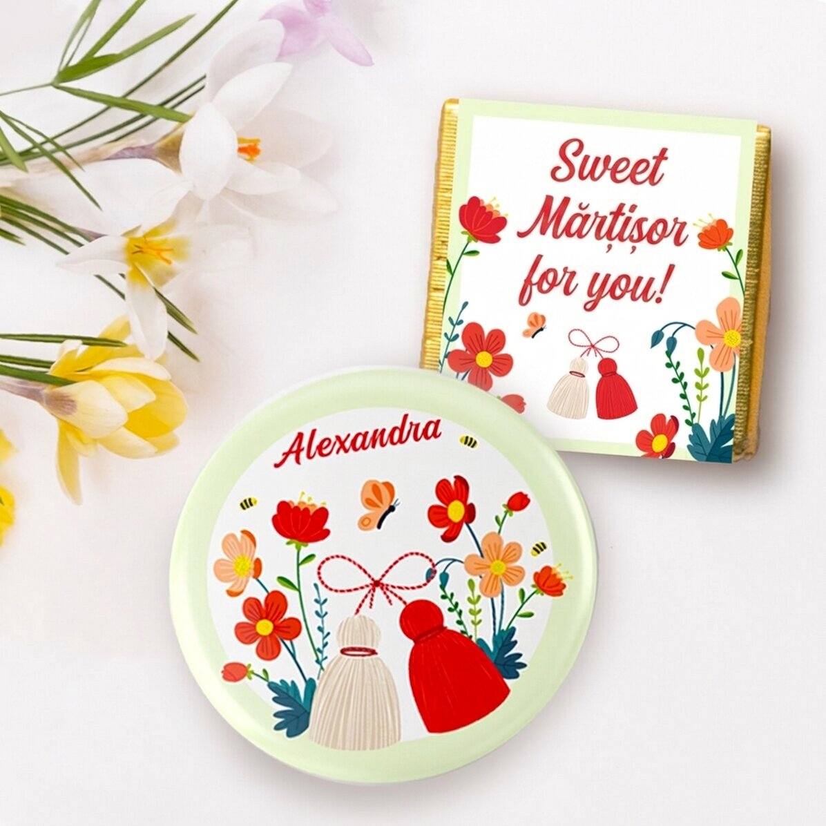 Set regalo Martisor con mini cioccolatino e spilla personalizzata con nome