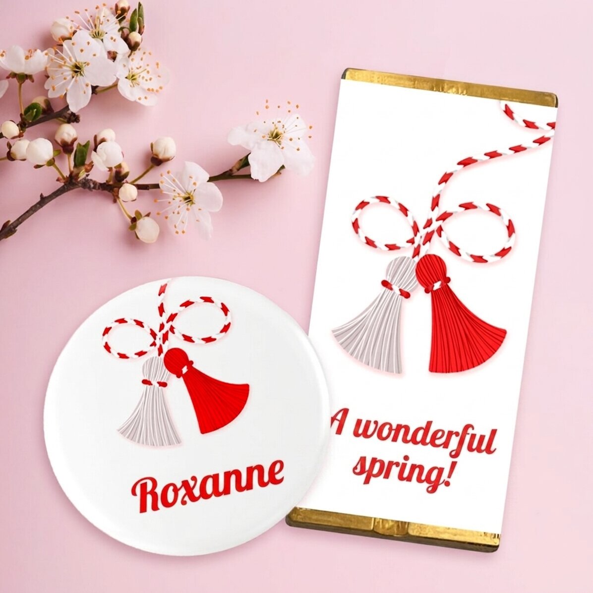 Set regalo Martisor con mini tavoletta di cioccolato e spilla personalizzata con nome