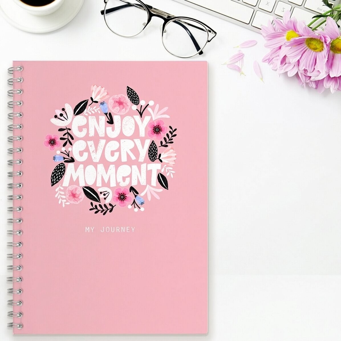 Notebook personalizzato con la scritta "Enjoy every moment"