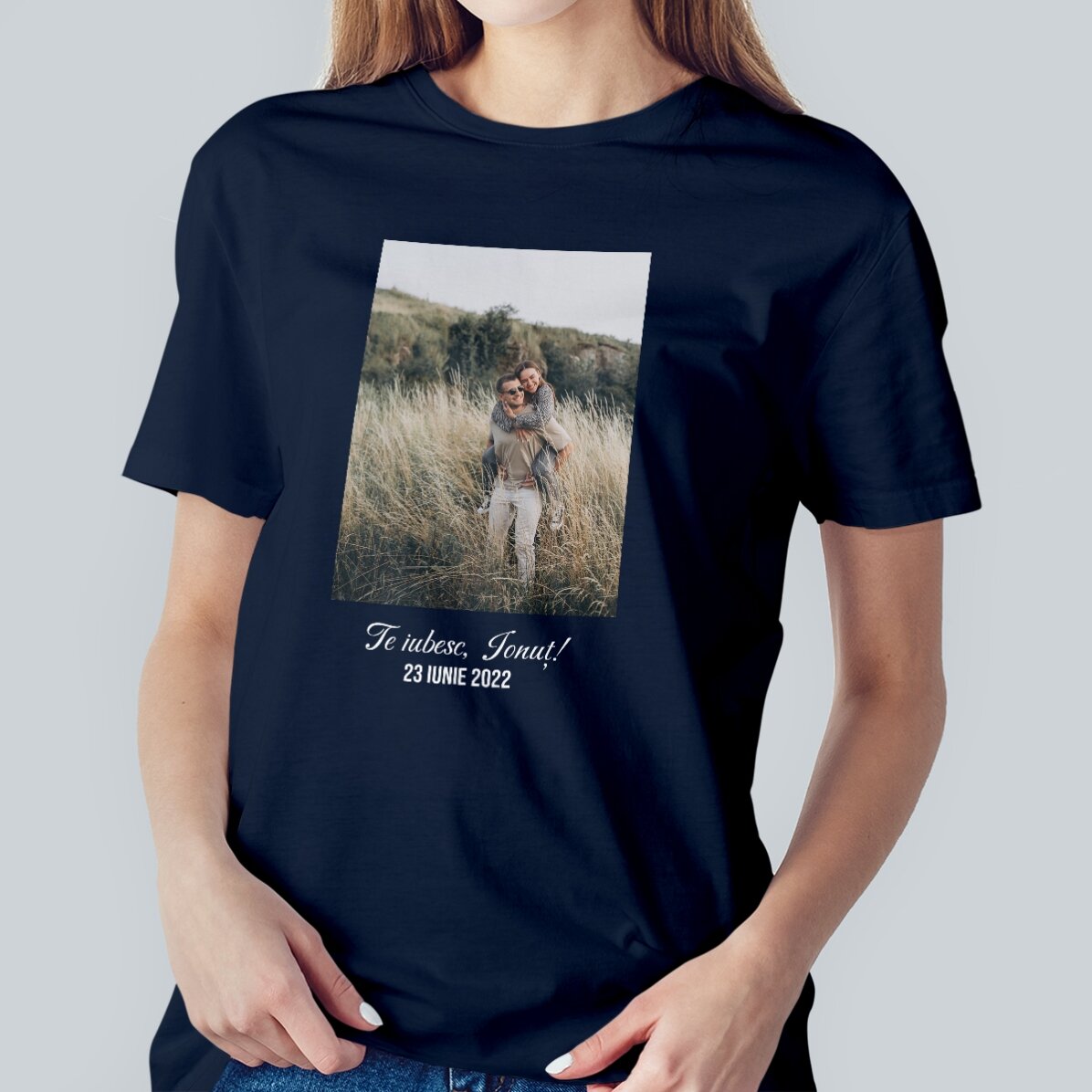 Maglietta in cotone personalizzata con una foto in formato ritratto e una scritta